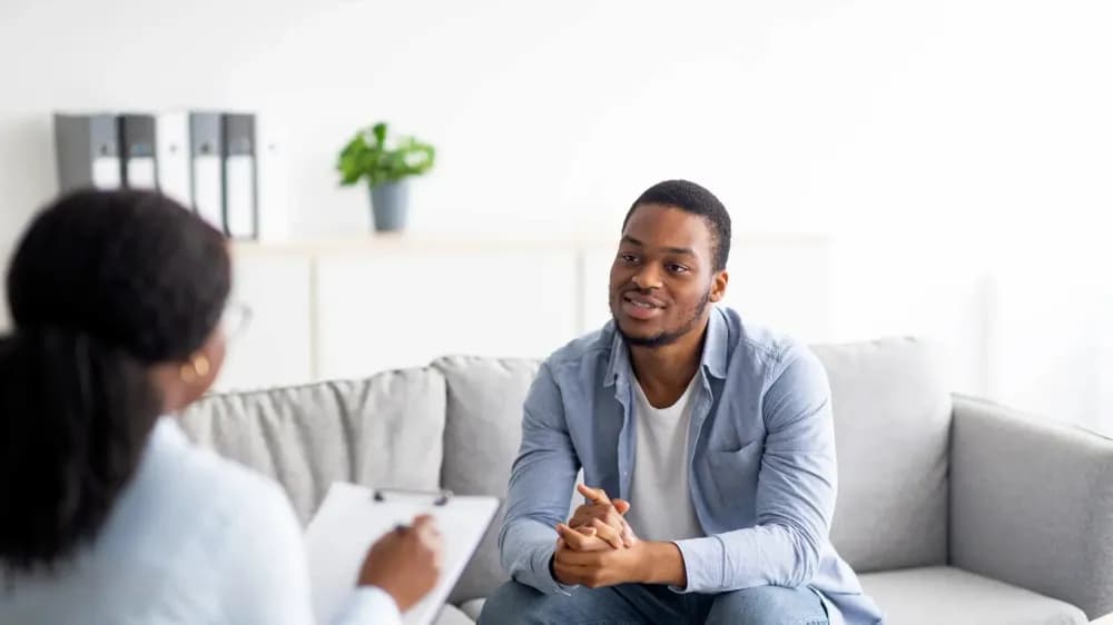 What are the first signs of bowel cancer?